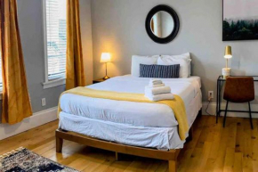 HostWise Stays - The Ohioan - Beautiful Brick Apt, Minutes to Downtown!